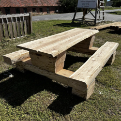 Bord-/bnkest i massivt lrketr - 2,1 x 1,75 m